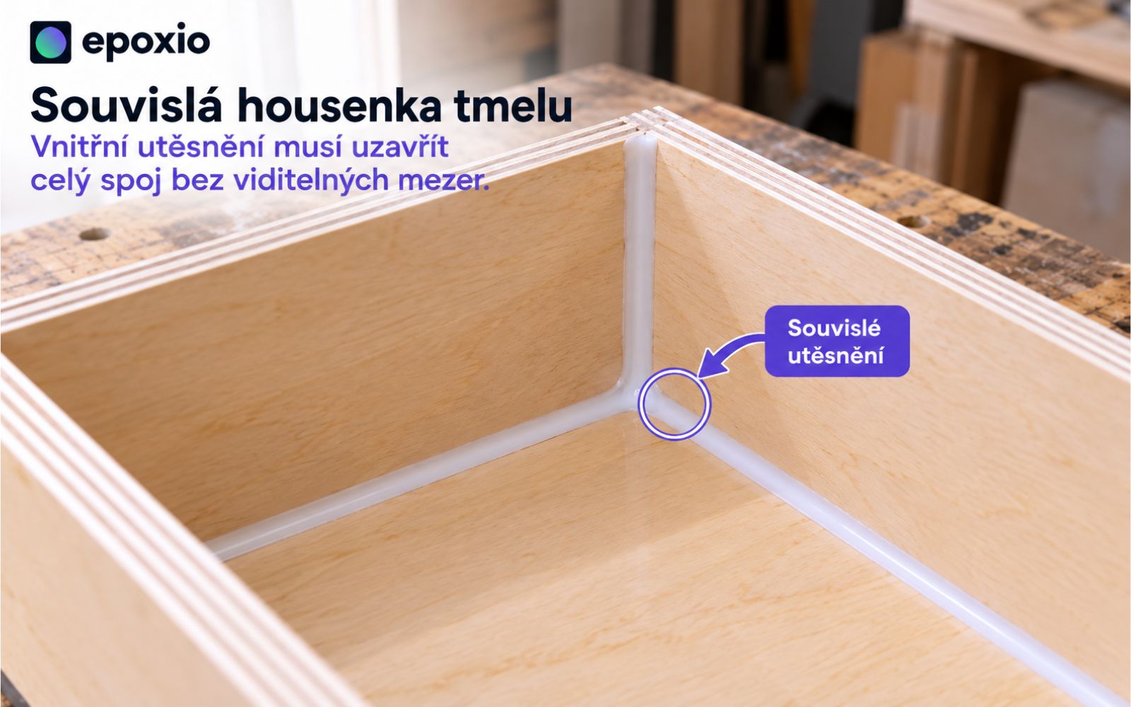 Souvislá housenka bílého tmelu ve vnitřním rohu formy na epoxid